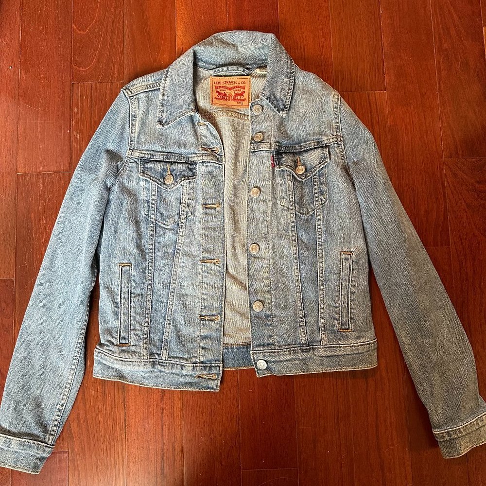 Levi Strauss Women's Cropped Light Wash Denim Jacket